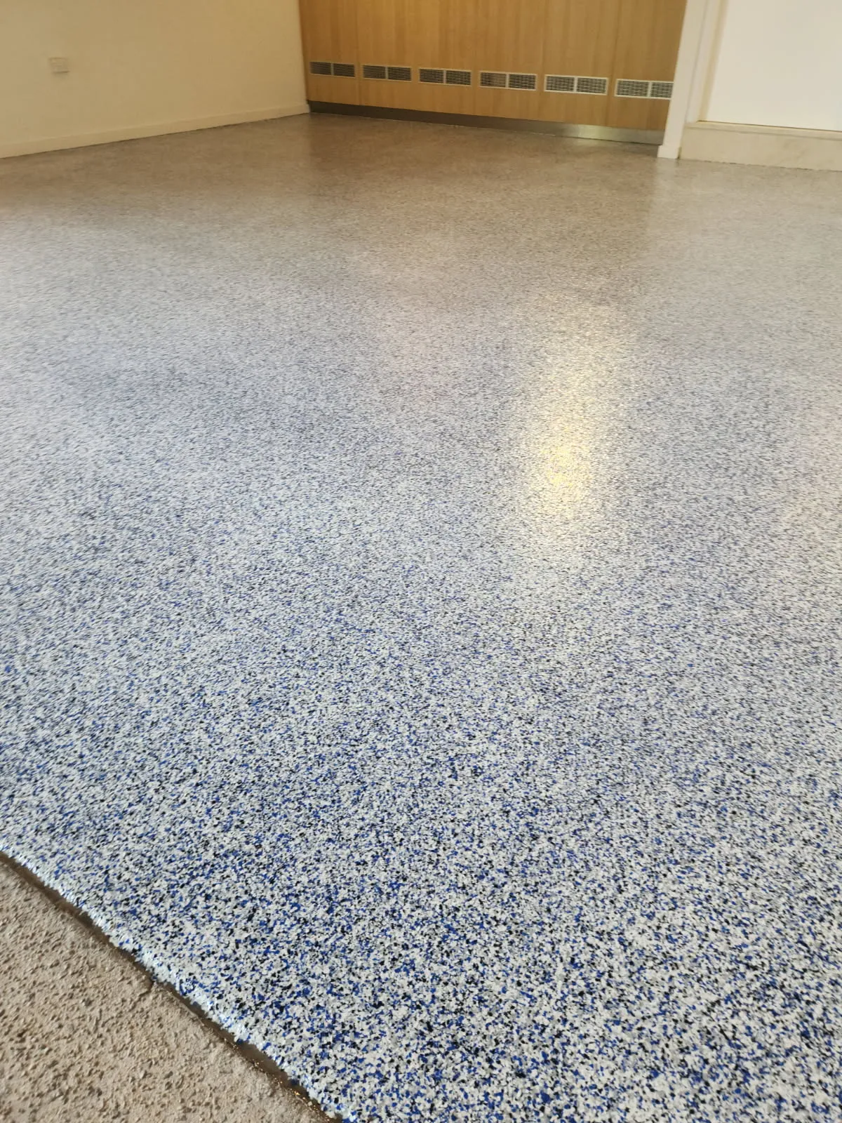 Finished flake epoxy floor in an interior space