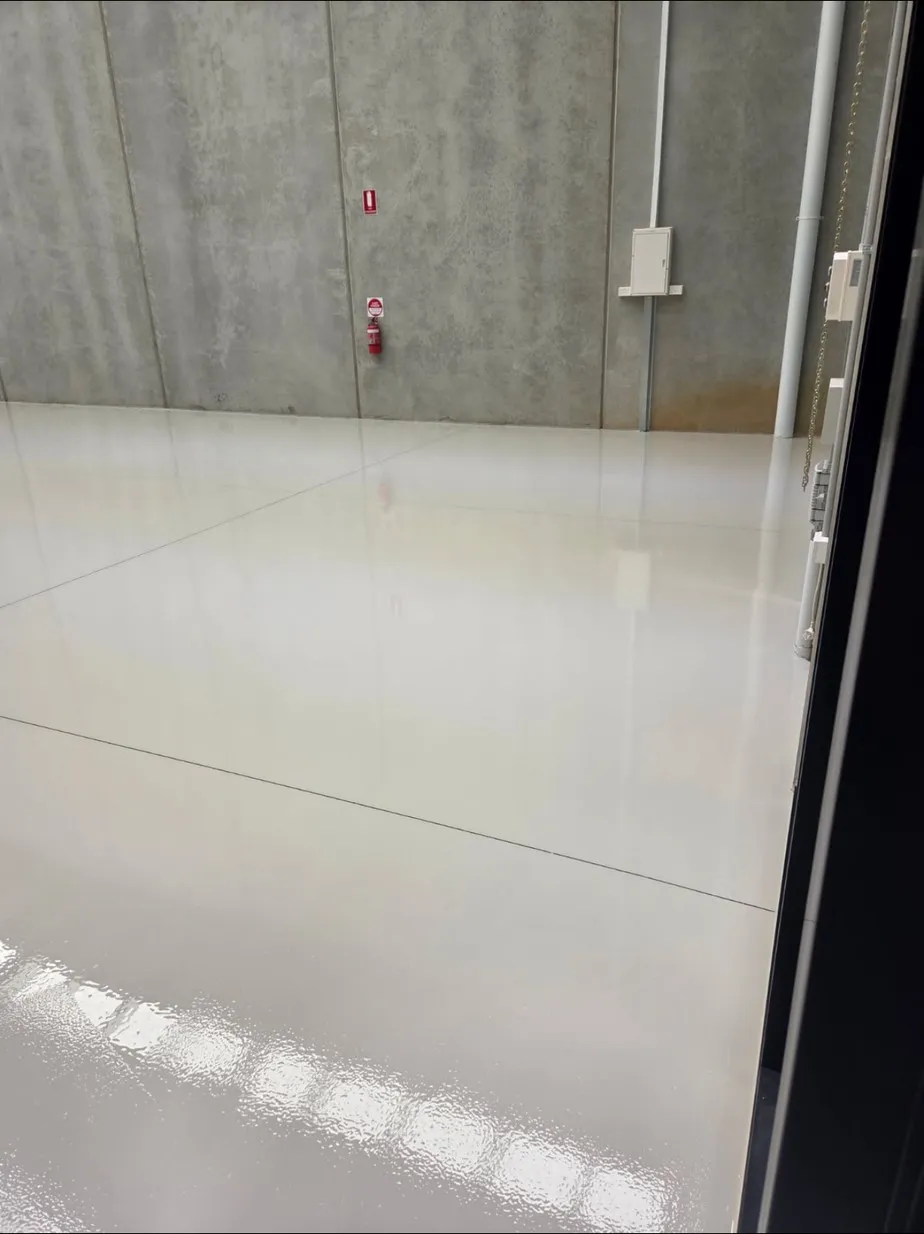 Polished seamless warehouse floor after grinding and coating